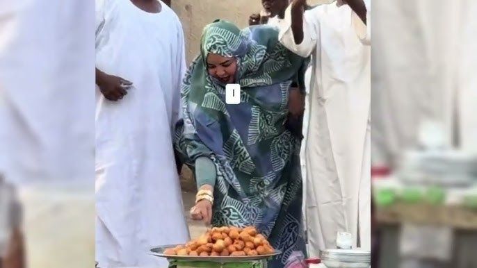 شاهد بالفيديو.. مواطنو شرق السودان يحاصرون الفنانة ندى القلعة داخل سيارتها وناشط ساخر: (معاهم خالي اختفى من بداية الحرب لمن فرشنا له حالياً ظهر لينا ضمن متحرك ندى القلعة في بورتسودان)