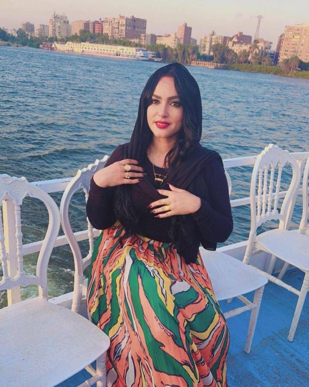 شاهد بالصور.. حسناء الإعلام السوداني رشا الرشيد تبهر الأسافير بإطلالة ساحرة وتقول: (قمت بتغيير “اللوك” الخاص بي لأنني كنت أمر بفترة صعبة والظروف في مصر متاحة لعمل “اللوك” المناسب)