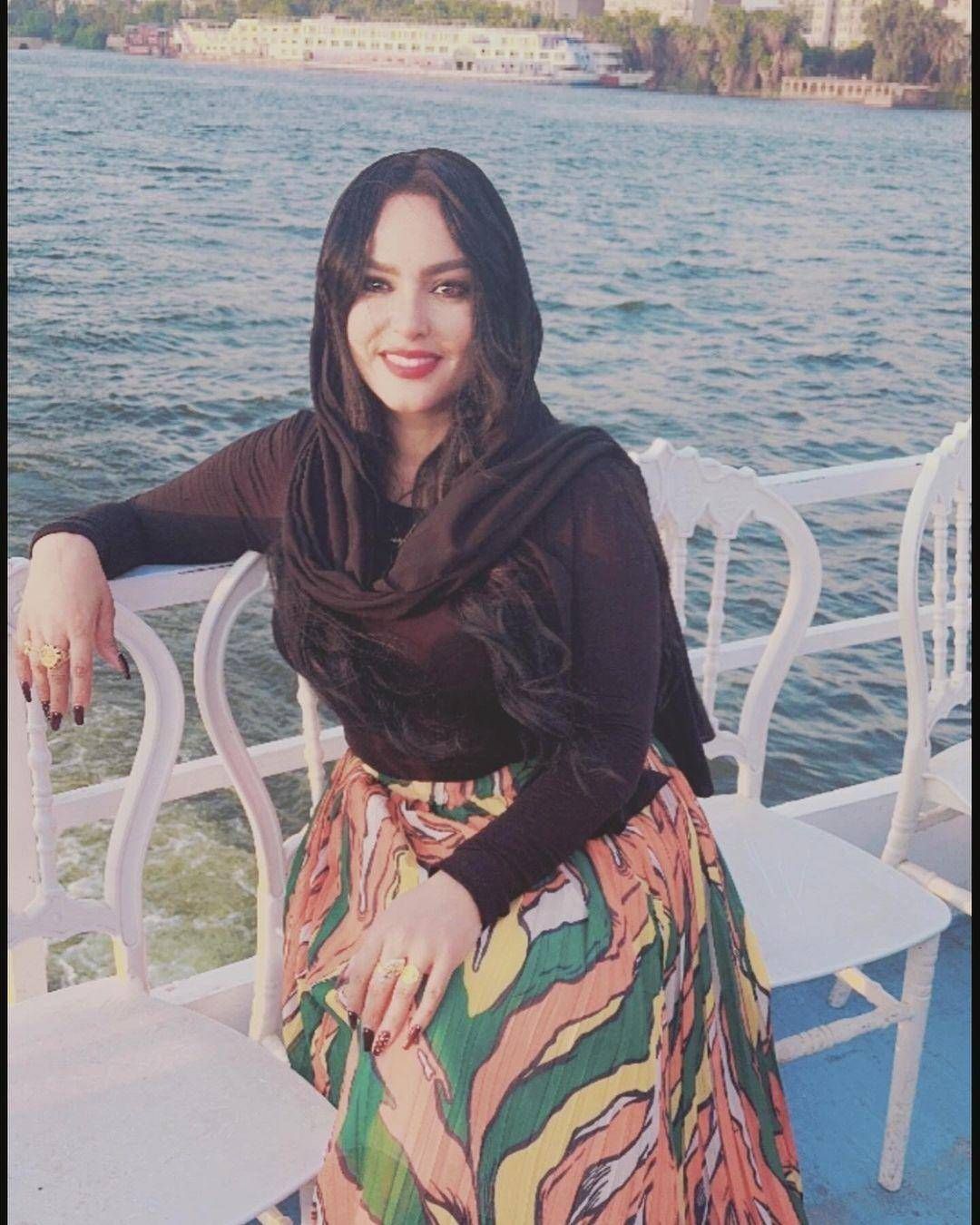 شاهد بالصور.. حسناء الإعلام السوداني رشا الرشيد تبهر الأسافير بإطلالة ساحرة وتقول: (قمت بتغيير “اللوك” الخاص بي لأنني كنت أمر بفترة صعبة والظروف في مصر متاحة لعمل “اللوك” المناسب)