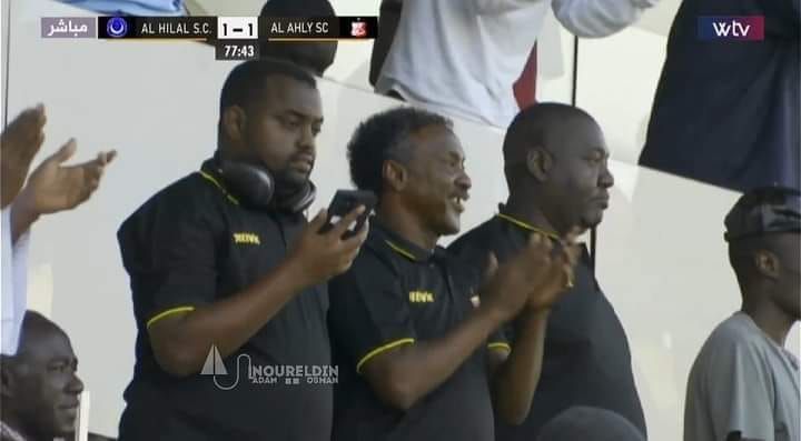شاهد بالصورة.. جمهور الهلال يصفها بلقطة المباراة ويشيد بالروح الرياضية.. مدرب المريخ يتفاعل ويصفق من المدرجات معبراً عن فرحته بهدف الهلال في مرمى الأهلي الليبي