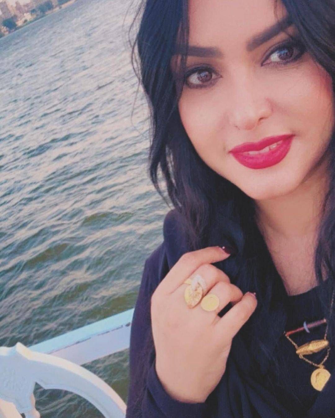 شاهد بالصور.. حسناء الإعلام السوداني رشا الرشيد تبهر الأسافير بإطلالة ساحرة وتقول: (قمت بتغيير “اللوك” الخاص بي لأنني كنت أمر بفترة صعبة والظروف في مصر متاحة لعمل “اللوك” المناسب)