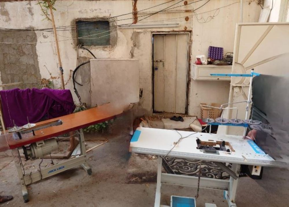 ضبط سكن عمالة مخالف ومعمل خياطة غير مرخص في حي الفضيلة بجدة 