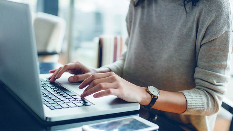 الامارات | شركات تسمح للموظفات الأمهات بـ «العمل عن بُعد» في أول أسبوع دراسة