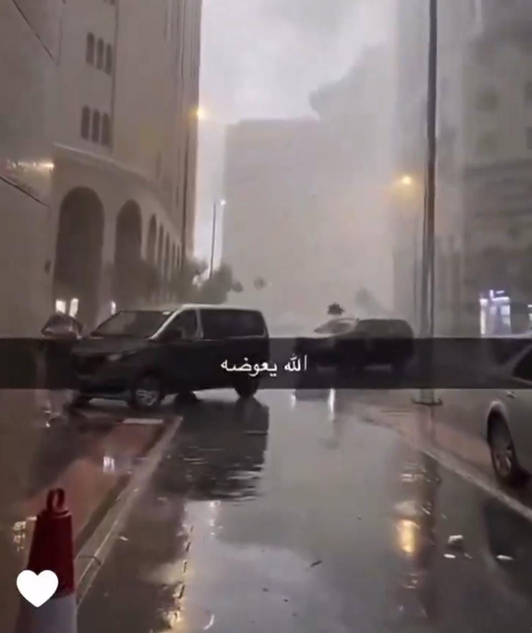رياح قوية تسبب في سقوط أحجار على السيارات بالمدينة .. فيديو