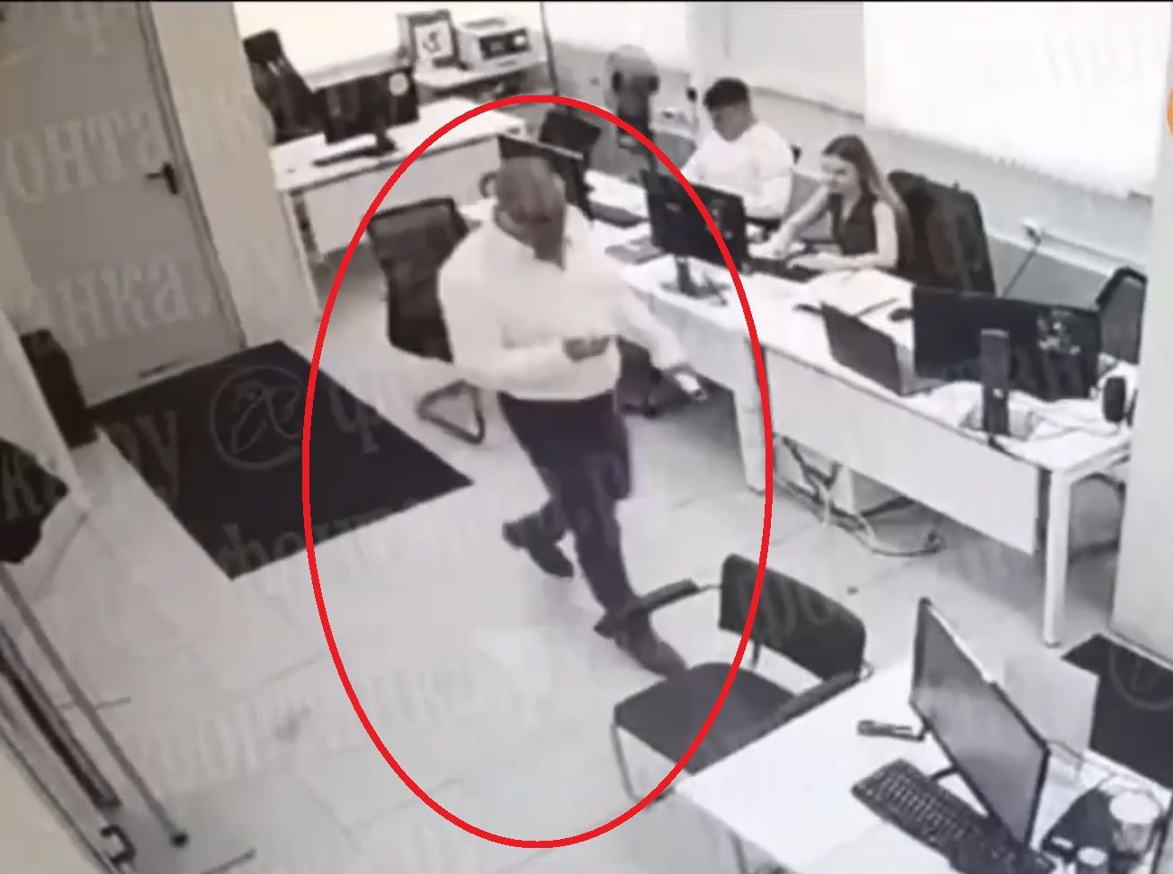الامارات | أغرب حادثة سرقة في روسيا.. لص أنيق يسرق سيارة من وكالة "لكزس" أمام الموظفين (فيديو)