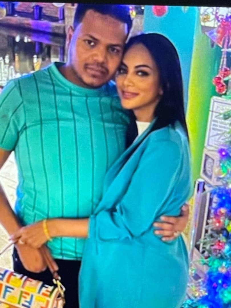 شاهد بالصورة.. الممثلة ونجمة السوشيال ميديا السودانية الحسناء تثير ضجة إسفيرية واسعة بلقطة رومانسية وهي في أحضان زوجها الحرس الشخصي لقائد الدعم السريع