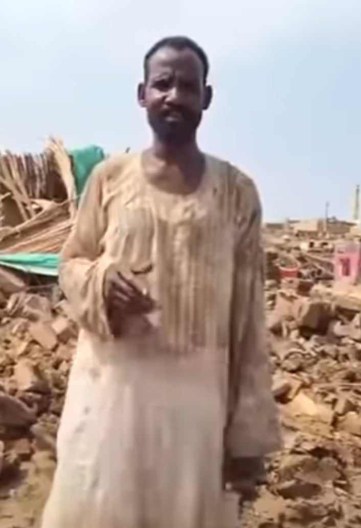 شاهد بالفيديو.. أحد المتضررين من السيول بالسودان ينتزع اعجاب واحترام الجميع بيقينه الكبير وصبره الجميل: (مقتنعين بالقسمة وهذه السيول من الله والجاية من الله حبابا وما حصل إلا الخير)