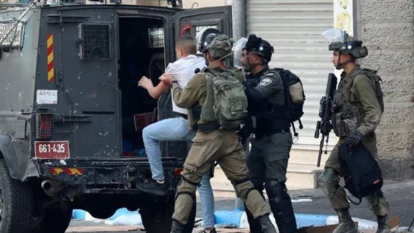 الاحتلال الإسرائيلي يعتقل 20 فلسطينيا من الضفة الغربية
