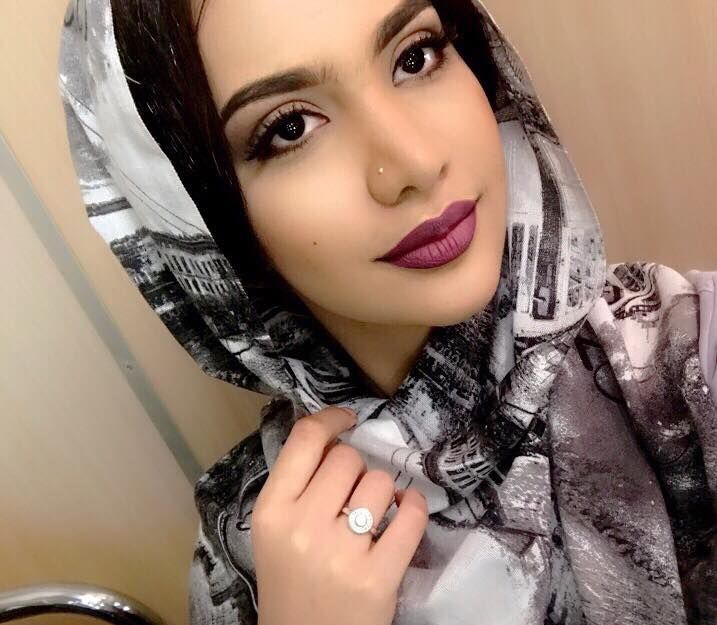شاهد بالفيديو.. ناشطة سودانية تقلد الحسناء “لوشي” وتسخر منها: (أنا مش سمحة؟ الجنجويد ولا اغتصبوني وواحد منهم النور بطلع من وجهه كأنه ملاك جاء أنقذني وقال لي هاك الشوكلاتة دي)