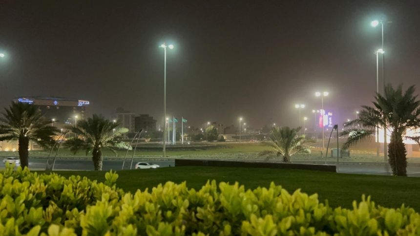 فيديو وصور.. "اليوم" ترصد موجة غبارية تغطي شوارع جدة 