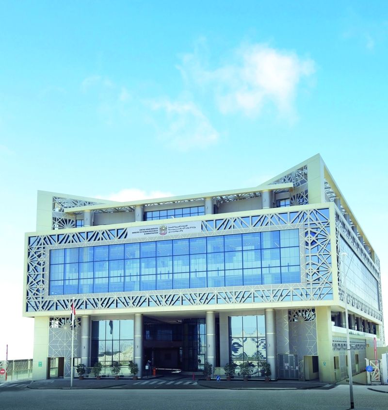 الامارات | إلزام أصحاب العمل بسداد أجر العامل «خلال النزاع»