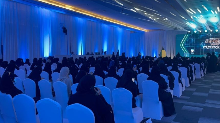 صور| "الخدمات الطبية" بجامعة جدة  لـ"اليوم": 9 عوامل لحماية الأسر السعودية من سلبيات التحول الرقمي