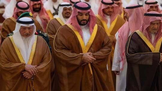 الخليج اليوم .. محمد بن سلمان يؤدي صلاة الميت على الأميرة لطيفة آل سعود (صور)