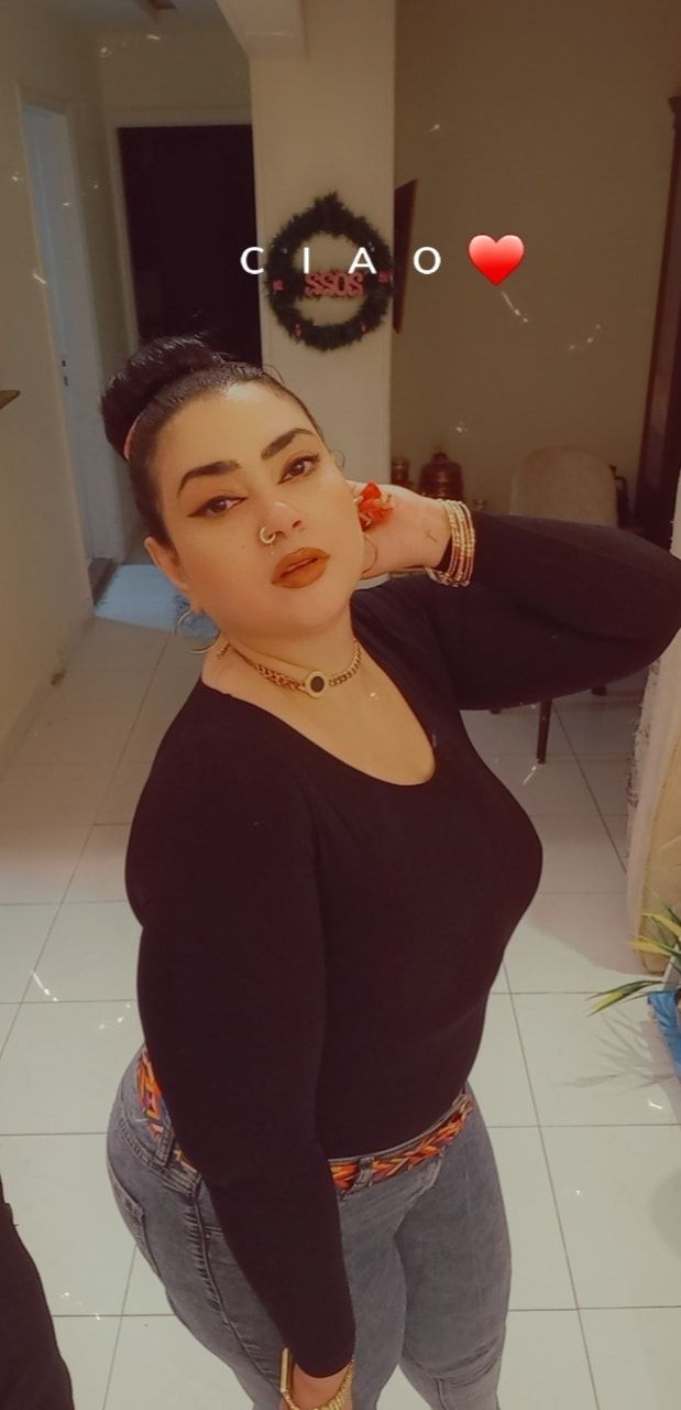 شاهد بالفيديو.. بأزياء مثيرة للجدل.. حسناء الفن السوداني “مونيكا” تستعرض جمالها وأناقتها وتردد: (أي سمحة وهارداكم) والجمهور يتغزل: (جمال ما طبيعي.. دي شاردة من الجنة ولا شنو)