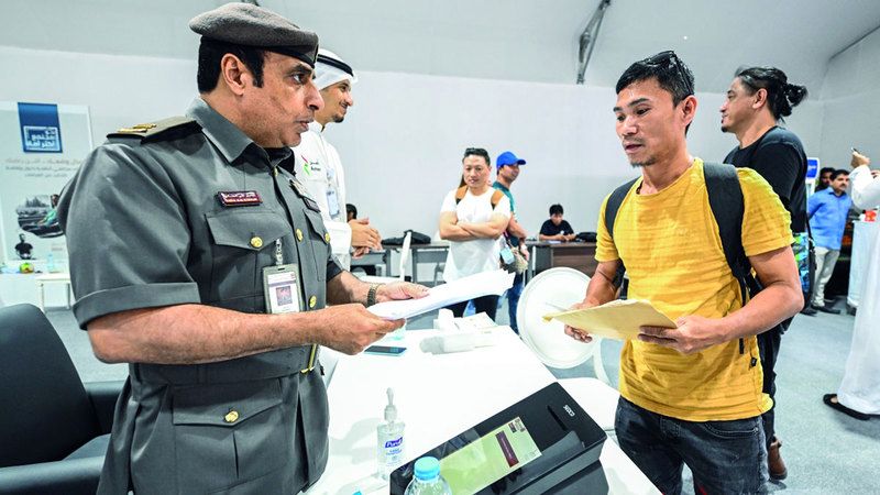 الامارات | مع انطلاق «مهلة المخالفين».. عمال يستأنفون حياتهم المهنية