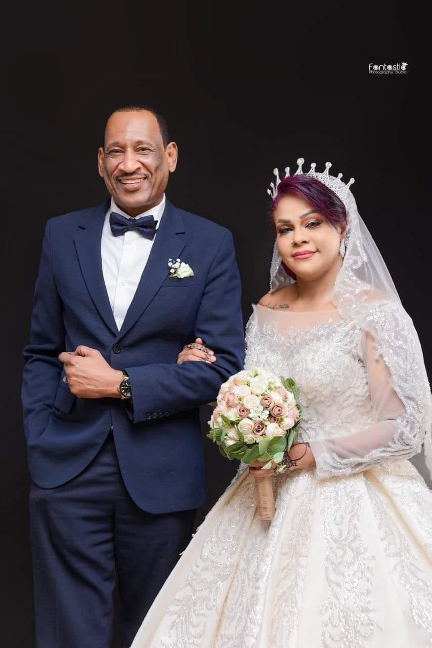 شاهد بالصور.. الممثل والمنتج السوداني جلال حامد يكشف حقيقة زواجه ودفعه مبلغ 100 ألف دولار وسيارة (لاند كروزر) لعروسته