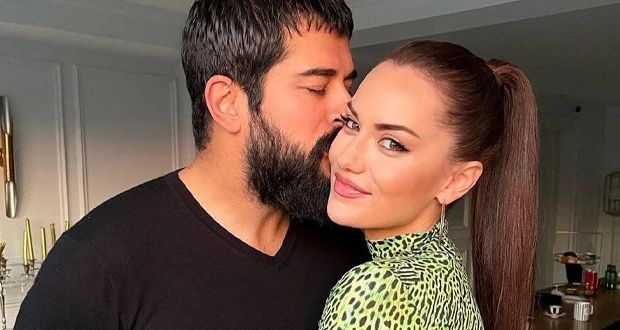 فهرية أفجان تنشر صورًا برفقة طفليها على البحر.. هل يشبهان بوراك أوزجيفيت؟