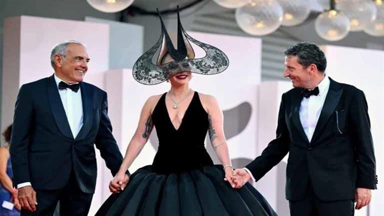 بالصور.. ليدي جاجا تخطف الأنظار بـ إطلالة غريبة في مهرجان فينيسيا السينمائي