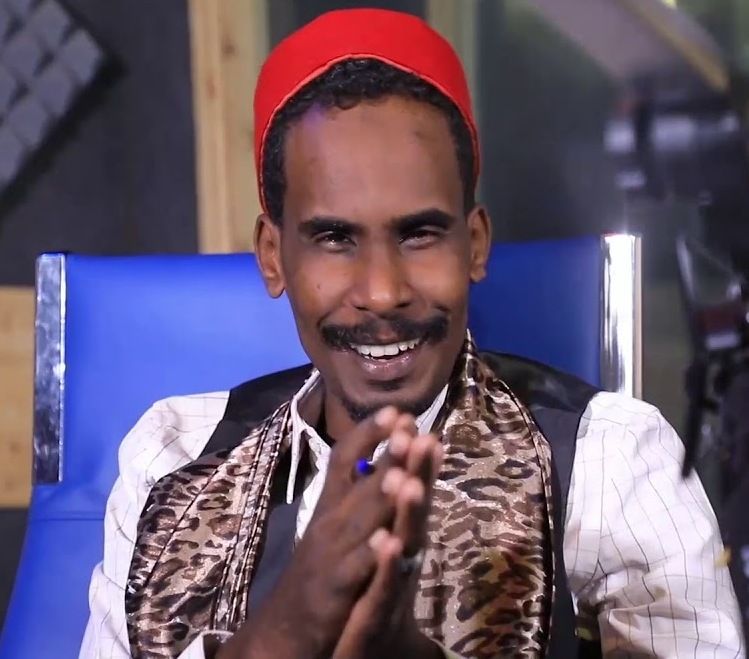 شاهد بالفيديو.. الكوميديان محمد جلواك يظهر مع إحدى الحسناوات خلال حفل خارج السودان يثير ضحكات الحاضرين بفاصل من رقصة “القرد” القديمة