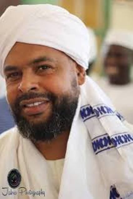 سيدة سودانية تسأل: (لماذا الرجل متعدد الزوجات تعدونه جيدا والمراة متعددة العلاقات سيئة؟) والشيخ محمد هاشم الحكيم يجيبها: (المفتاح الذي يفتح عدة أقفال هو ممتاز ومرغوب والقفل الذي يفتحه كل مفتاح هو قفل سيء وبايظ)
