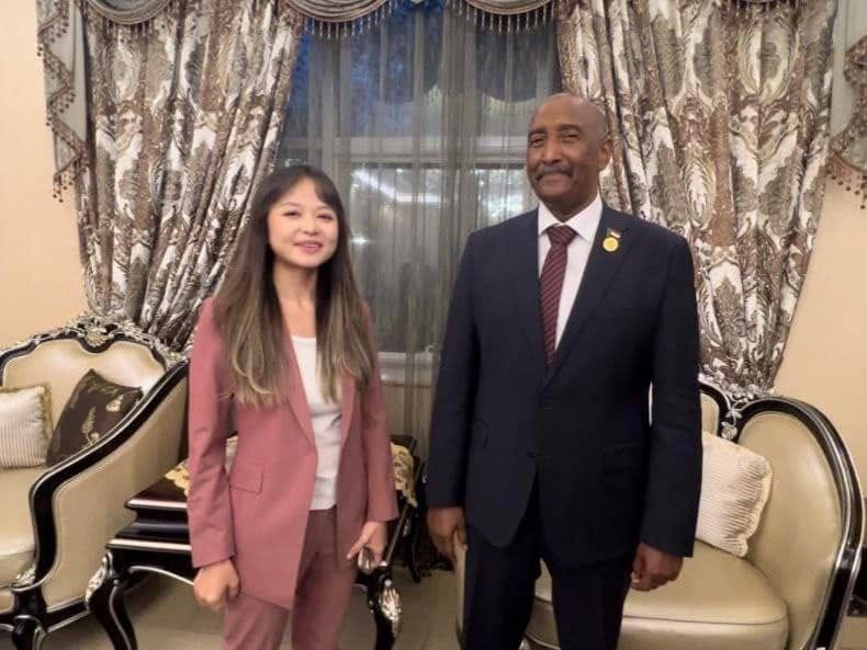 المدونة الصينية “عائشة” تلتقط صور مع البرهان وتصفه بالزعيم: (تذوقت الطعام السوداني وتأثرت بصدق وتواضع ووفاء البرهان بعد أن دعا السائقين والموظفين الذين عملوا معه سابقاً في الصين للقاء لاستاضفتهم وتكريمهم)