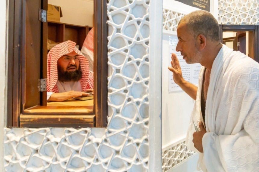 "السديس": 5 ملايين مستفيد من برنامج إجابة السائلين في الحرمين
