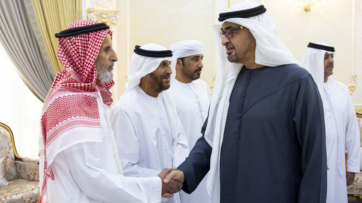 الامارات | رئيس الدولة يعزّي في وفاة والدة خليفة حارب الخييلي بالعين