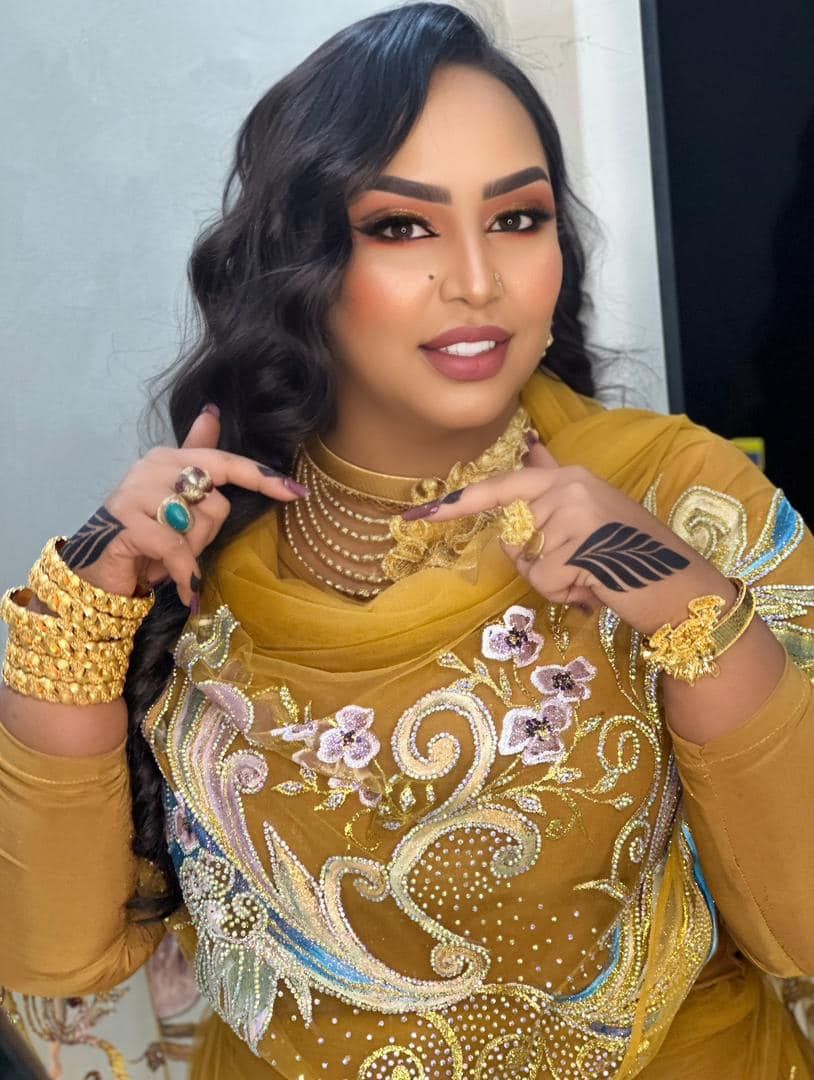 شاهد بالفيديو.. مكتشف الفنانة هدى عربي: (طلبت التواصل معي عبر الماسنجر وعوض أحمودي قال لي المرأة دي قاتلة)