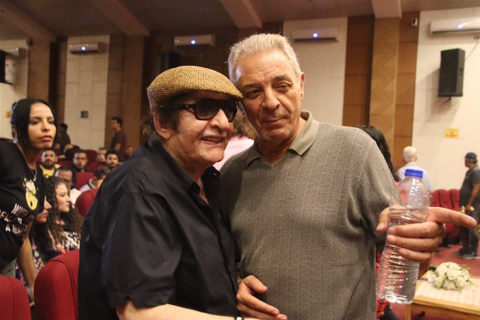 القيصر وحميدة وخالد يوسف يشاهدون عروض المسرح التجريبي في آخر أيامه.. صور