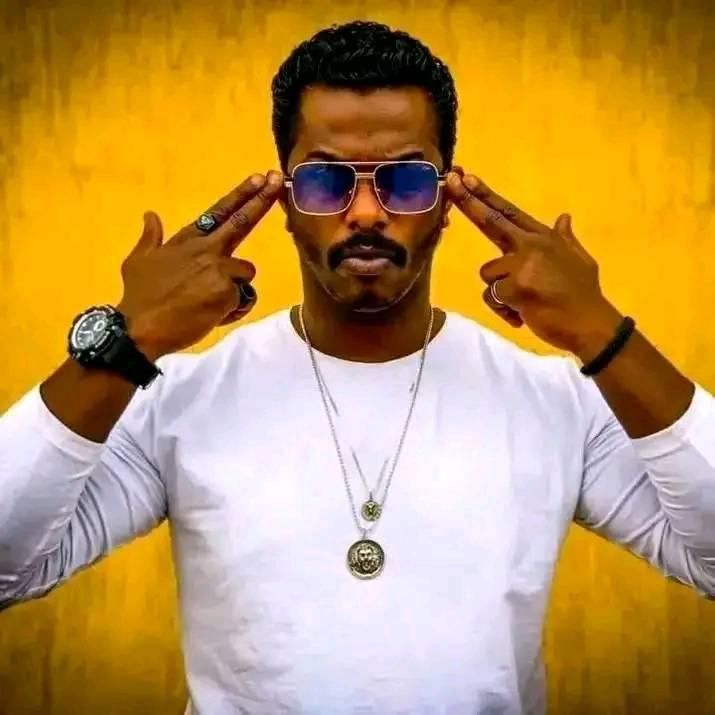 شاهد بالفيديو.. شاب سعودي يتغنى بأغنية فنان الراب السوداني “حليم” الشهيرة “عيون كتير بنشوفها”