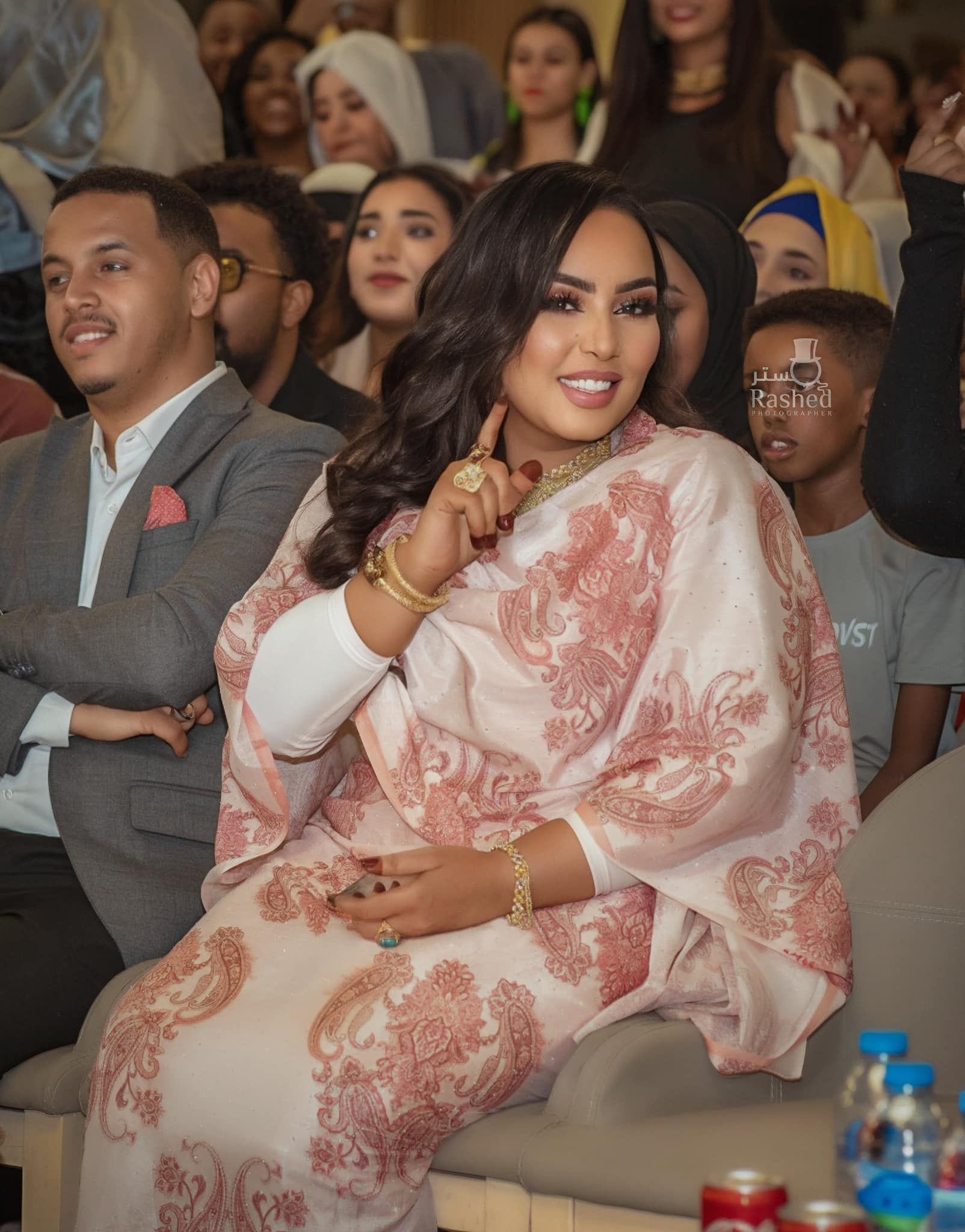 شاهد بالصور.. “غمزة” السلطانة هدى عربي في حفل الفنان علي الشيخ تخطف الأضواء على مواقع التواصل والجمهور يتغزل: (شبيهة نجمات السينما الهندية وحورية نازلة من السماء)