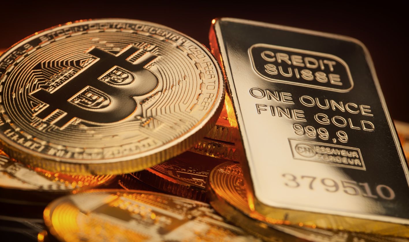 الذهب يحقق أعلى مستوياته التاريخية وعملة البيتكوين تحاول الوصول لمستوى 60 ألف دولار