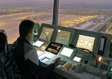 الامارات | مراقب حركة جوية أسترالي يغلبه النوم بعد 10 مناوبات ليلية متتالية