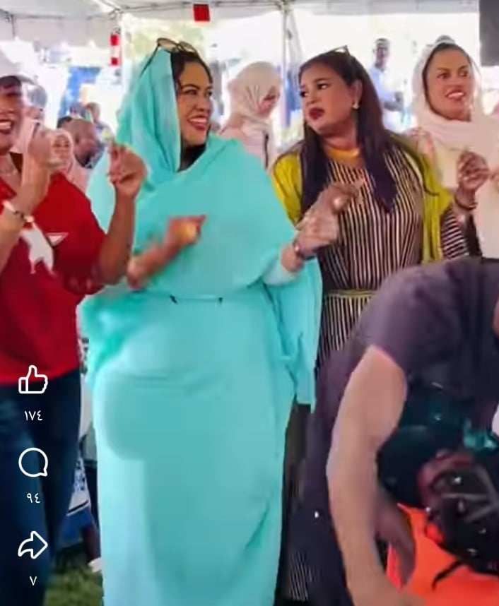 شاهد بالصورة والفيديو.. نساء سودانيات يتفاعلن في الرقص بشكل هستيري على أنغام “عقد اللولي” خلال حفل للجالية السودانية بالولايات الأمريكية