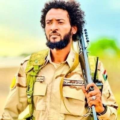 شاهد بالفيديو.. مواطن صيني يسخر من مقتل القائد الميداني البارز في الدعم السريع “قرن شطة” ويتغنى باسم القوات المشتركة