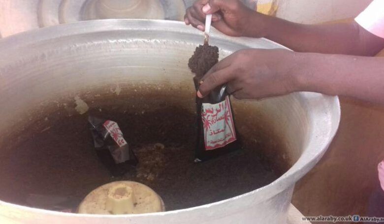بالفيديو.. شاهد فرحة شباب سودانيون بعد حصولهم على “التمباك” والجمهور يسخر: (بختكم جاكم التموين يا سفافين)