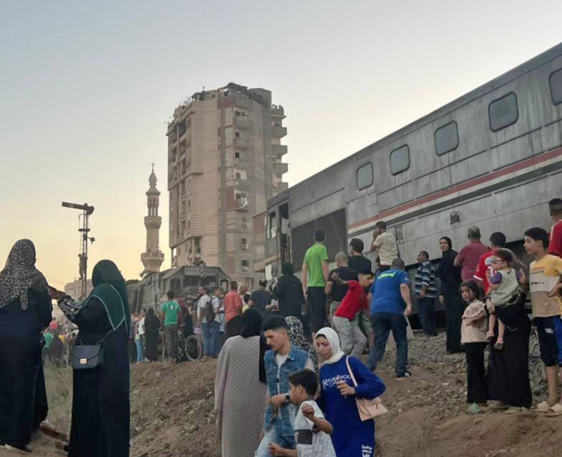 ضحايا ومصابون بحادث تصادم قطارين في الزقازيق