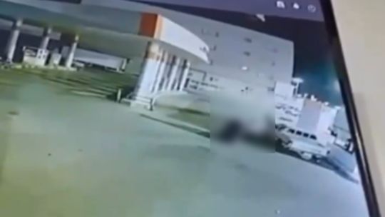 الخليج اليوم .. السعودية.. القبض على رجل ظهر في فيديو يعتدي على امرأة بمحطة وقود وغضب على مواقع التواصل (فيديو)