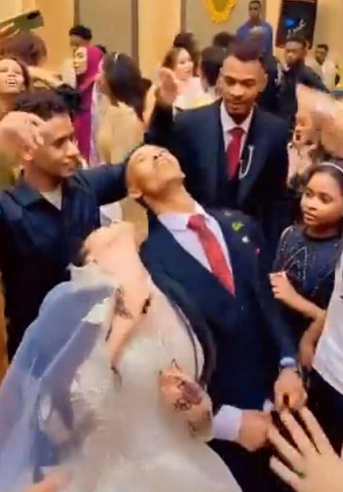 شاهد بالصورة والفيديو.. أصغر عرسان في السودان يخطفان الأضواء في ليلة زفافهما بفاصل من الرقص الهستيري بــ(الرقبة) وساخرون: (لمن كنا قدرهم هدفنا كان نشيل تلفون فيهو فيسبوك)