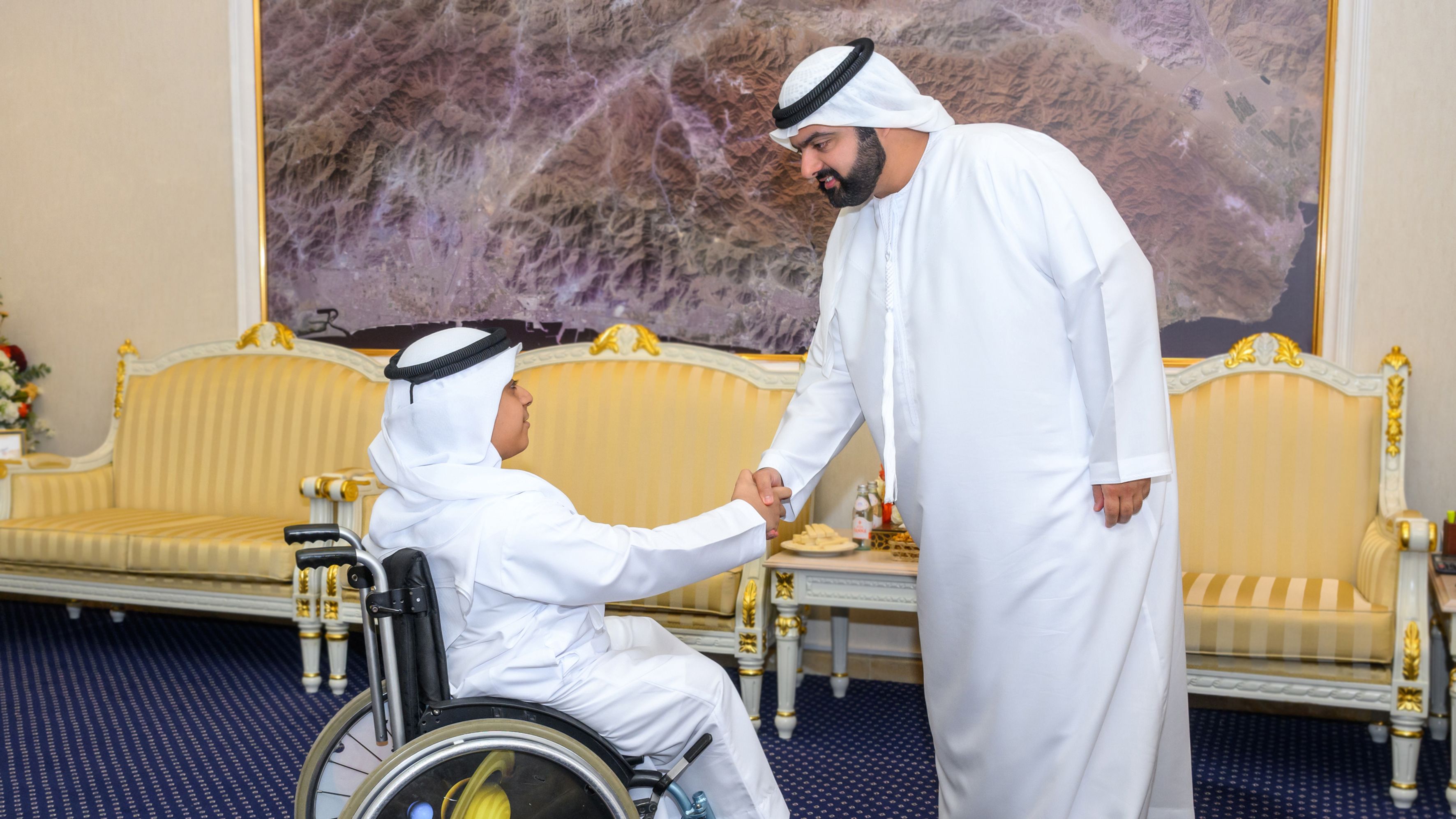 الامارات | محمد الشرقي يلتقي الطالب سليمان خميس العنتلي الفائز بالمركز الأول في "تحدي القراءة العربي" على مستوى الدولة