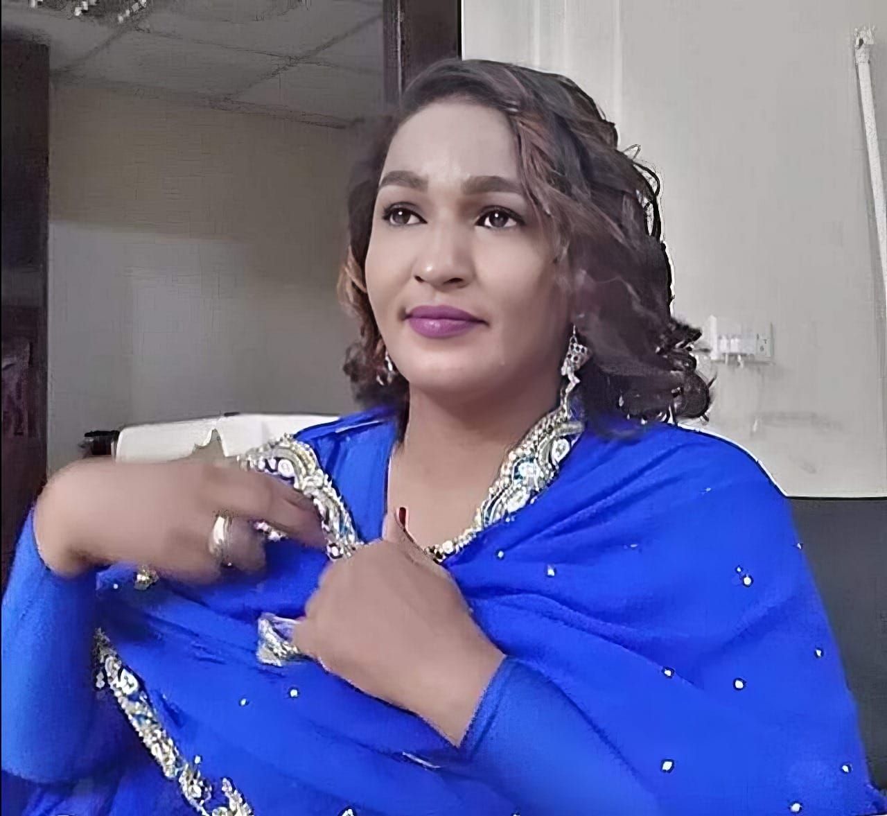 شاهد بالفيديو.. ناشط سوداني يسخر من القيادية بالحرية التغيير حنان حسن: (سمعت الصوت في اللايف مفتكرها ياسمين عبد العزيز خشيت لقيت البتكلم عبد العزيز)
