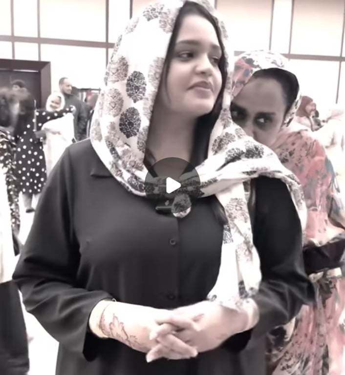 شاهد بالصورة والفيديو.. في مشهد مؤثر.. مذيعة سودانية تتفاجأ بوالدتها “تقبلها” أثناء تقديمها فقرة على الهواء ومتابعون: (الأم جنة)