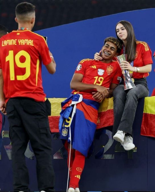 الامارات | رونالدو يخلع ثوب "النرجسية".. ويعتبر لاعب برشلونة أفضل منه ومن ميسي!