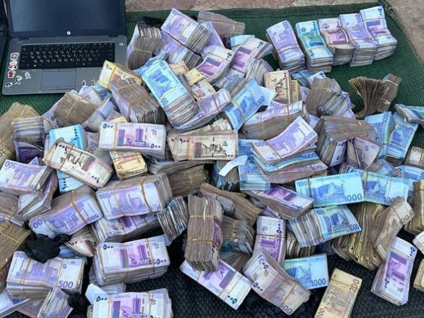 شاهد بالفيديو.. أموال طائلة “مشتتة” على الأرض بإحدى الطرق السفرية في السودان ومواطنون يتسابقون على جمعها ويفشلون بسبب كمياتها الكبيرة