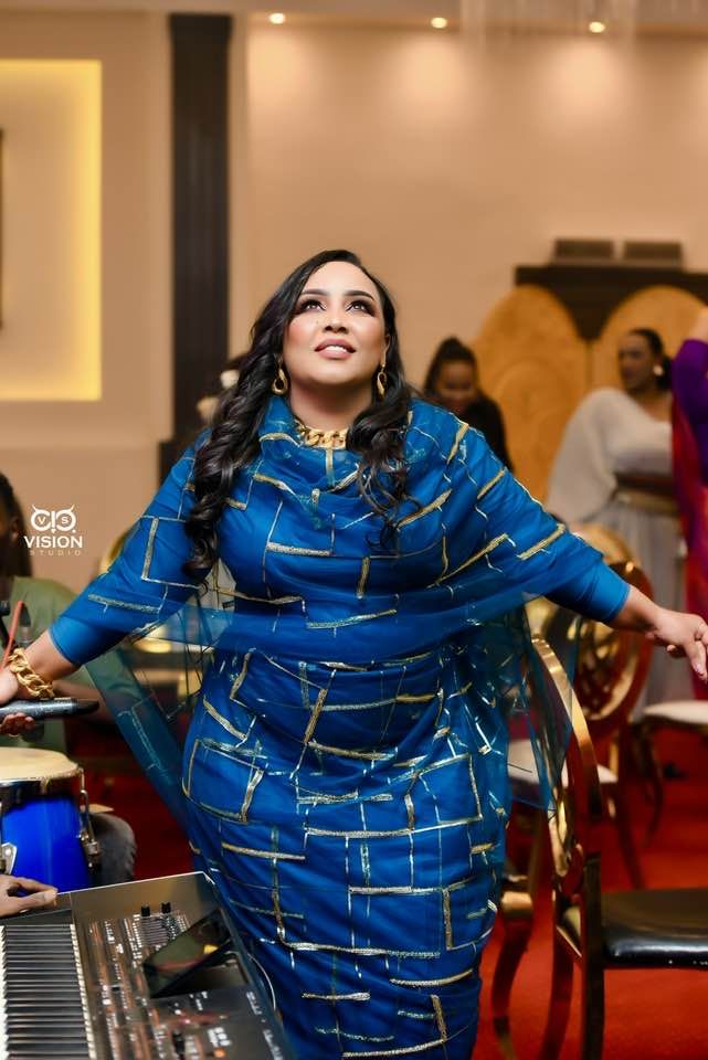 شاهد بالفيديو.. على أنغام “سوي كدة لمن يسحروك”.. الفنانة هدى عربي تشعل مواقع التواصل بوصلة رقص مثيرة خلال حفل زواج أسطوري بالقاهرة وشاعر الأغنية يكتب لها: (الله يفرحك زي ما فرحتيني)