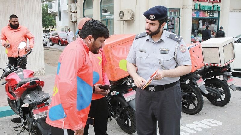 الامارات | دراجات «دليفري» تربك سائقين بإضاءة عالية وقيادة «متهورة»
