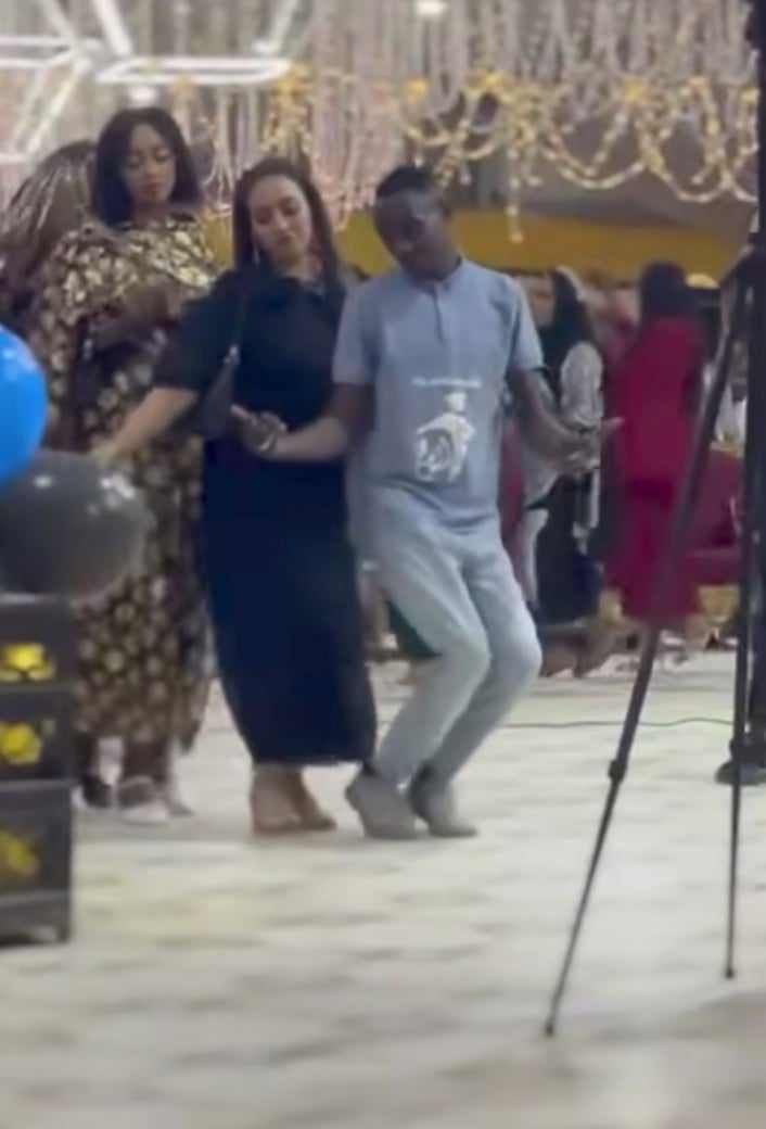 شاهد بالصورة والفيديو.. إحداهن “منقبة”.. شاب يقود صف لنساء وفتيات سودانيات ويقدم معهن فواصل من الرقص المثير وساخرون: (دا التعلمجي البعلم النسوان الرقيص ولا شنو؟)