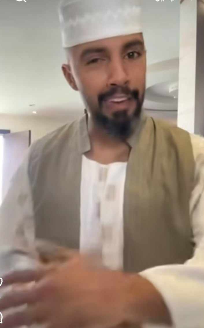 شاهد بالصورة والفيديو.. ناشط سعودي يحتفل بالعيد الوطني للملكة بالزي السوداني الأنيق (الجلابية والطاقية والسديري والمركوب) ويؤكد: (هذا الطقم كلفني 1250 ريال)