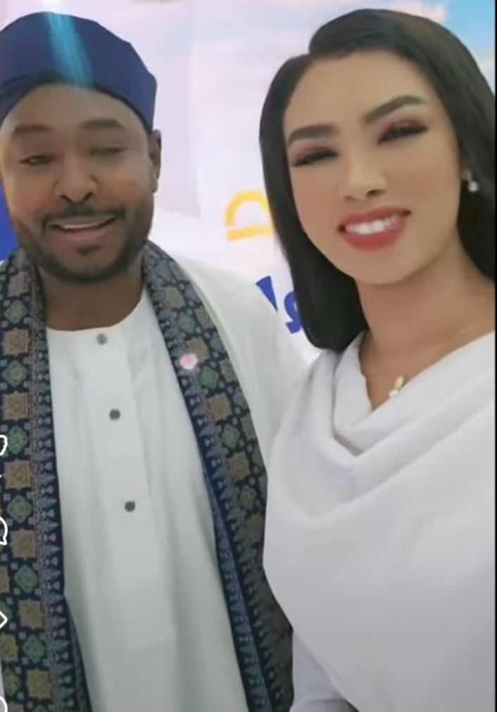 شاهد بالصورة والفيديو.. حسناء الإعلام السوداني تخطف الأضواء بظهور مع الفنان شكر الله وتطلب “ساعة كانت أحلى من العمر كلو”