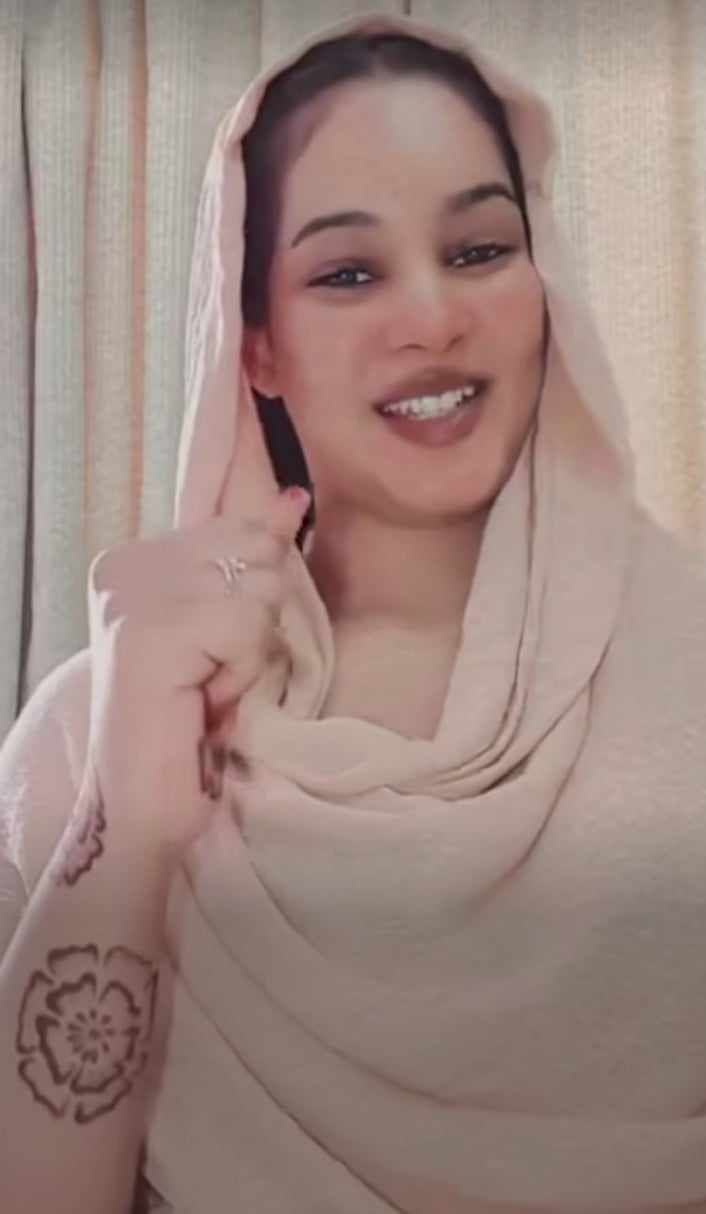 شاهد بالصورة والفيديو.. حسناء سودانية تقدم فواصل من الرقص المثير على أنغام أغنية الفنانة ندى القلعة والجمهور يتغزل: (عوم يا وز وبصدرك هز)